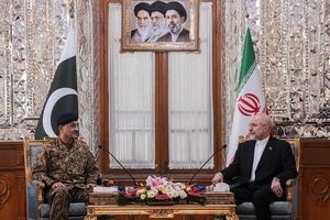 Pakistan’s Army Chief Meets with Iran’s Parliament Speaker
