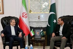 Iranian FM, Pakistan’s Top General Meet in Islamabad
